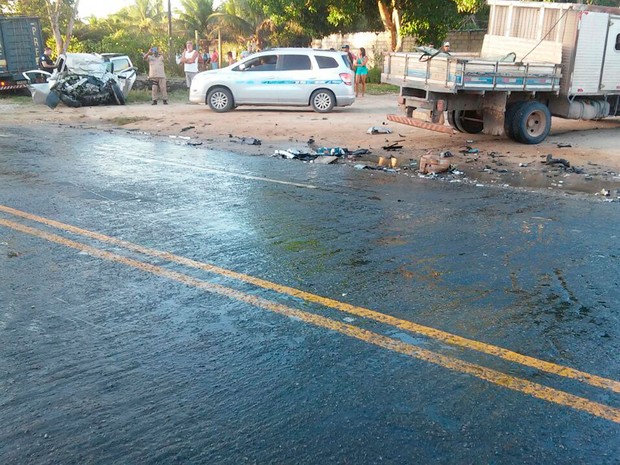 Caminhão e carro colidiram em rodovia de Porto Seguro, na Bahia (Foto: Divulgação/Corpo de Bombeiros)