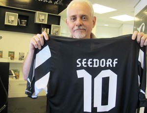 Antonio Reis é o nome do personagem com a camisa do Seedorf na loja do Botafogo (Foto: Rafael Cavalieri / Globoesporte.com)