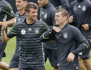 Thomas Müller conversa com Kroos no treino da Alemanha (Foto: AP Photo/Michael Probst)