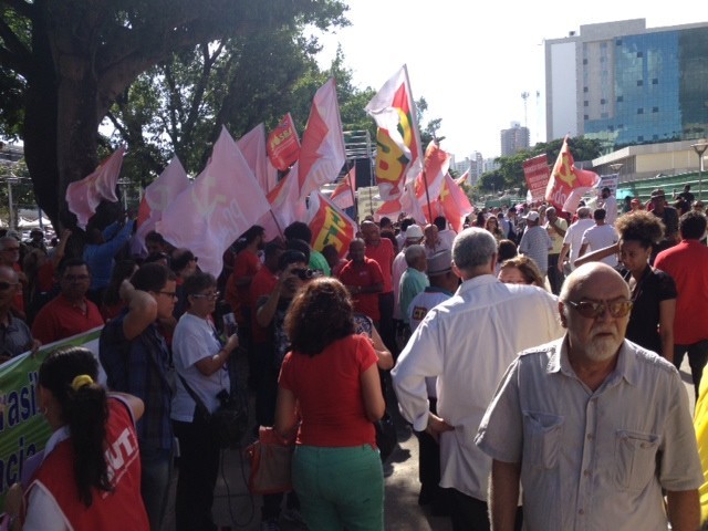 Integrantes de centrais sindicais e movimentos sociais seguem reunidos em concentração em Salvador.