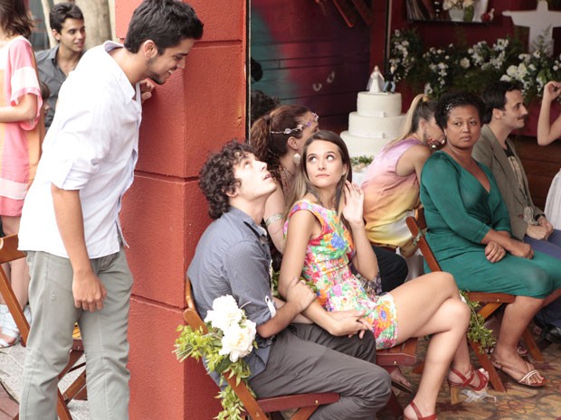 Bruno procura Fatinha no casamento de Isabela e elogia a ex-peguete (Foto: Malhação / Tv Globo)