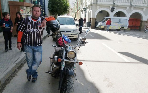 Corintiano motoqueiro em Oruro (Foto: Ricardo Taves)