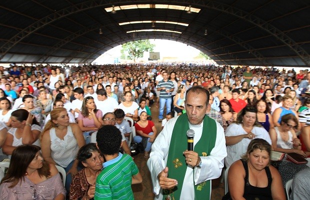 Padre Luiz Auguto quando voltou a celebrar missa em Aparecida de Goiânia, em fevereiro de 2012 (Foto: Cristiano Borges/ O Popular)