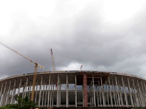 O novo Estádio Nacional Mané Garrincha, que receberá jogos da Copa do Mundo e a abertura da Copa das Confederações, segue em construção em Brasília. (Foto: Gary Hershorn/Reuters)