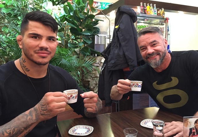 Erick Silva já está na Polônia com o treinador André Benkei (Foto: Reprodução/Instagram)