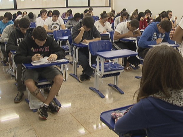 Candidatos realizam as provas do segundo dia do 2º Vestibular da Universidade de Brasília (UnB) de 2013 (Foto: Reprodução/ TV Globo) Candidatos realizam as provas do segundo dia do 2º Vestibular da Universidade de Brasília (UnB) de 2013 (Foto: Reprodução/ TV Globo)