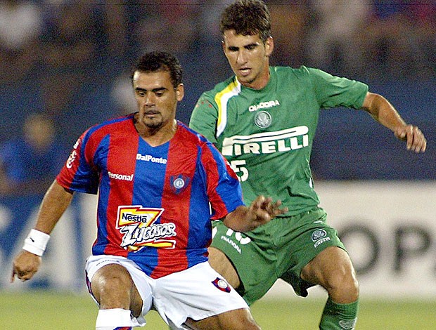 Glauber no Palmeiras em 2005 contra o Cerro Porteño (Foto: AFP)