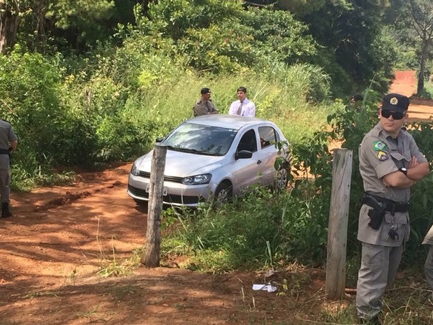 VW Gol prata foi encontrado em área de mata em que Ana Clara foi achada morta, em Goiás (Foto: Reprodução/TV Anhanguera)