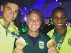 Luciano Huck tieta medalhistas Thiago Braz e Robson Conceição