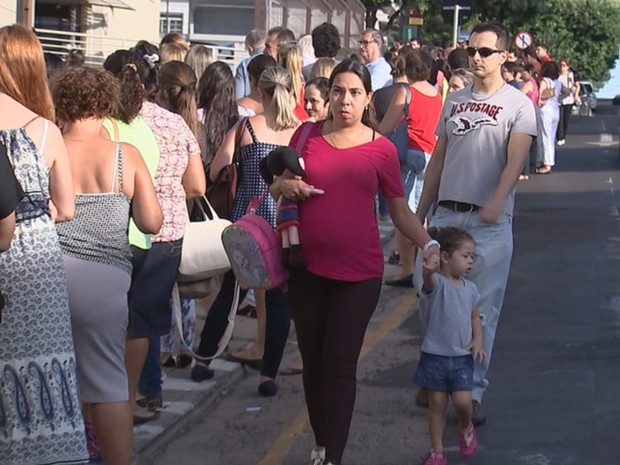 Mais de 250 pessoas enfrentaram fila para tomar vacina (Foto: Reprodução/TV TEM)