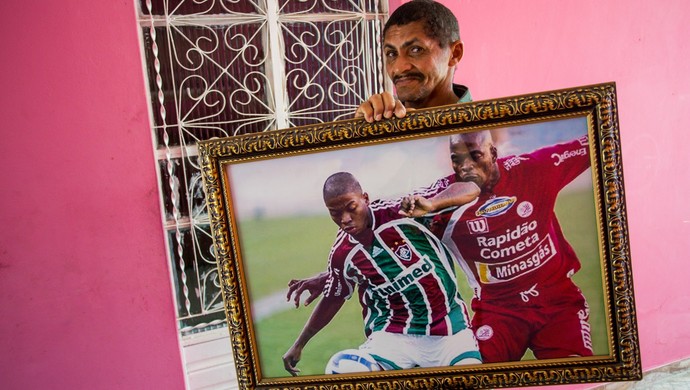 Pai de Marinho, mostra quadro de Marinho nos tempos de Fluminense (Foto: Jonathan Lins/GloboEsporte.com)