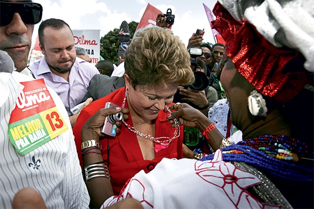 NA BOA TERRA Dilma Rousseff em Salvador na quinta-feira passada. Lá, ela tem o apoio de Jaques Wagner, artífice de uma das mais expressivas vitórias do PT (Foto: Raul Spinassé/Ag. A Tarde/Folhapress)