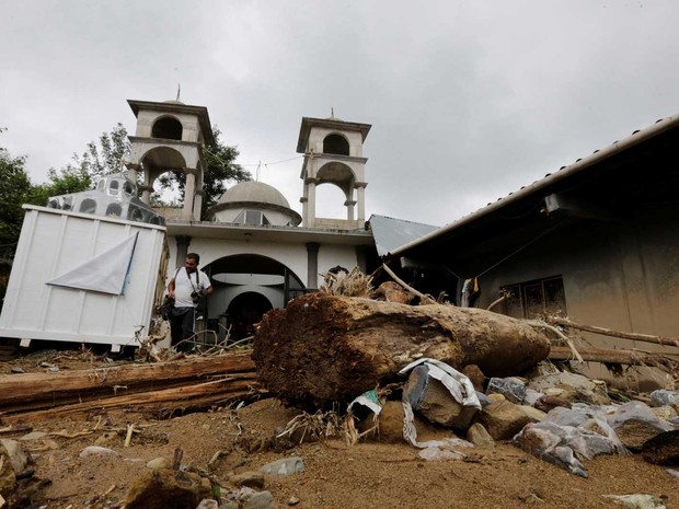 Tormenta e deslizamentos danificaram igreja na cidade de San Miguel Xaltepec, no estado de Puebla (Foto: Henry Romero / Reuters)