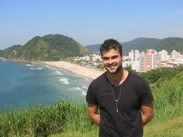 Victor no Mirante no Morro da Caixa D' Água, nas Astúrias (Foto: Mariane Rossi/G1)