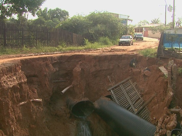 G Moradores Reclamam De Cratera Ponte E Rua Esburacada Em Rio