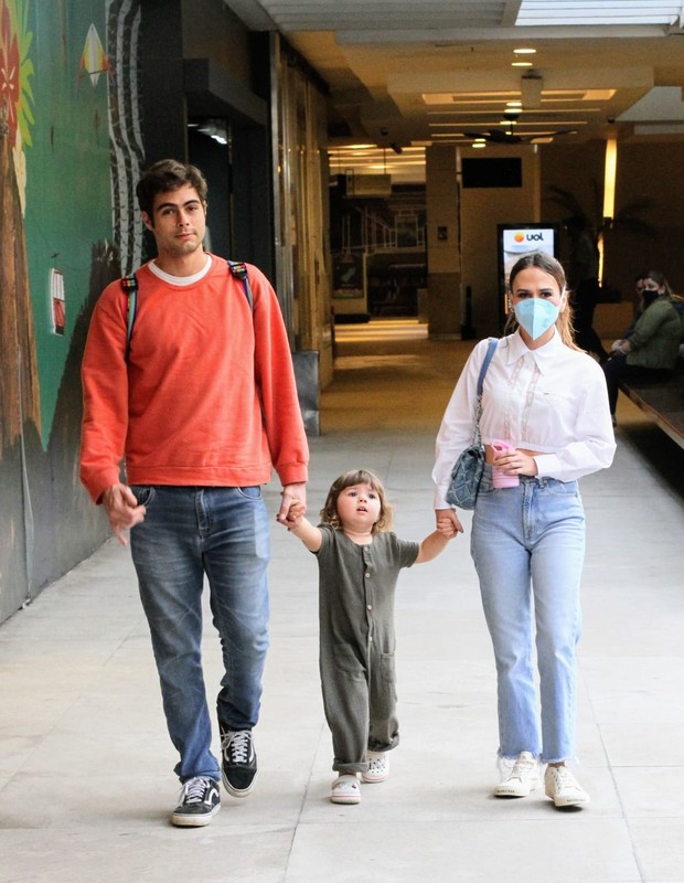 Rafael Vitti e Tata Werneck passeiam com a filha, Clara Maria, em shopping no Rio (Foto: Daniel Delmiro/AgNews)