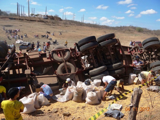 Um motorista perdeu controle de um caminhão no Km 229,1 da BR-222, perto da cidade de Sobral, na zona norte do Ceará, por voltas da meia-noie deste sábado (3). Moradores levavam a carga do caminhão na manhã deste domingo (4)   (Foto: G1 Ceará) Um motorista perdeu controle de um caminhão no Km 229,1 da BR-222, perto da cidade de Sobral, na zona norte do Ceará, por voltas da meia-noie deste sábado (3). Moradores levavam a carga do caminhão na manhã deste domingo (4)   (Foto: G1 Ceará)