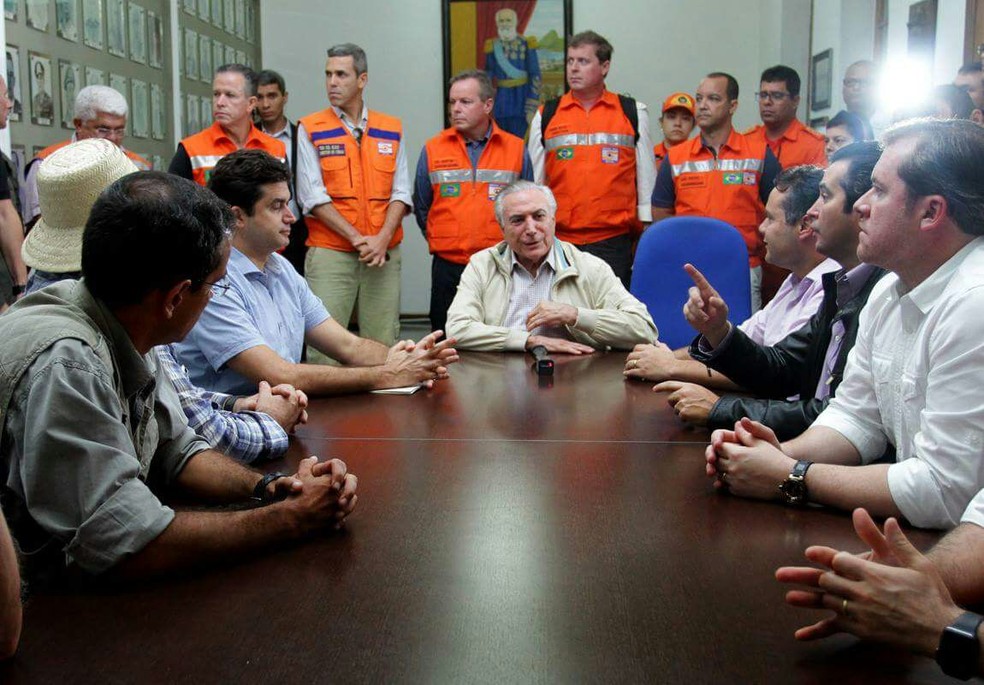 Prefeito de Macceió, governador de Alagoas e ministros se reuniram com o presidente Michel Temer no quartel do Exército Brasileiro em Alagoas (Foto: Ricardo  Lêdo/ Gazeta de Alagoas)