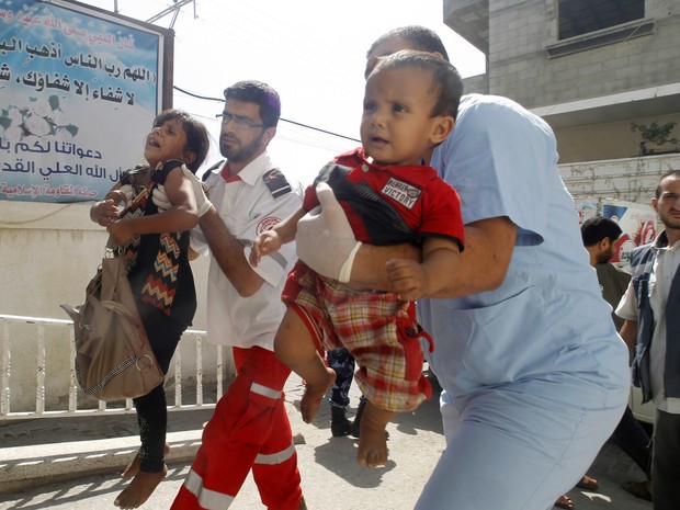 Criança palestina é levada para hospital. Médicos acusam Israel de ter realizado ataque e matado 8 pessoas horas depois de começar o cessar-fogo nesta sexta-feira (Foto: AFP)