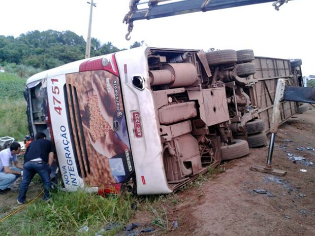 nibus de viagem saiu da pista, tombou e capotou na BR-163. (Foto: Cenrio MT)