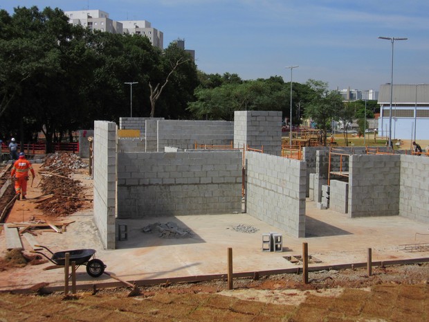 Pista de parkour terá muros e plataformas de diversas alturas e formatos (Foto: Vivian Reis/G1)