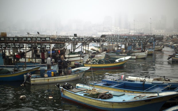 Barcos palestinos são vistos no porto da cidade de Gaza nesta segunda-feira (10) (Foto: Mahmud Hams/AFP)