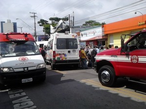 Trânsito ficou complicado na Rua Baruel, em Suzano, após acidente, diz internauta. (Foto: Roberto Rodrigues da Silva Júnior/VC no G1)