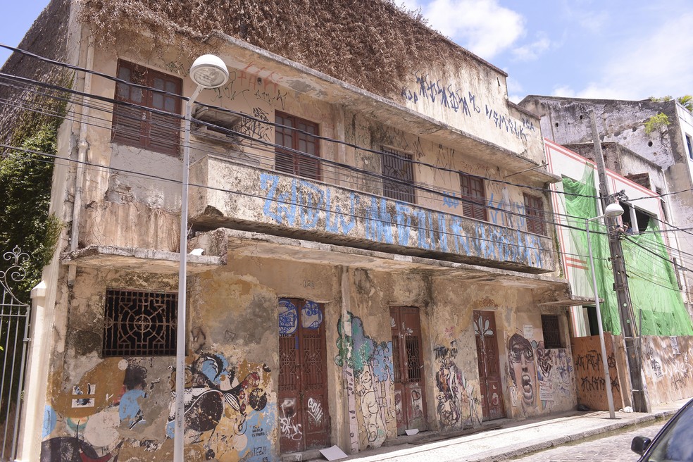 Alguns imóveis do Bairro do Recife têm alto risco de desabamento, como o localizado no número 118 da Rua do Apolo (Foto: Daniel Tavares/PCR/Divulgação)