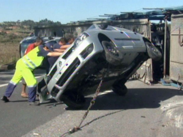 Cegonheira tomba e arremessa carros na Rodovia Fernão Dias (Foto: Reprodução EPTV)