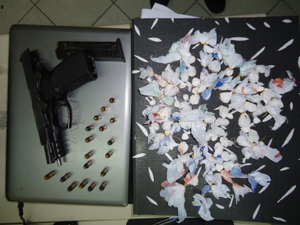Dupla foi presa com quase 80 papelotes de cocaína e uma arma de fogo (Foto: Polícia Civil/Divulgação)