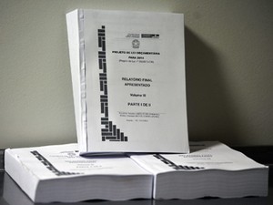 O relatório-geral do projeto de Lei Orçamentária Anual para 2014 (Foto: Zeca Ribeiro/Ag.Câmara)