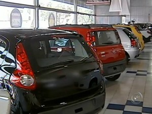 Concessionrias sofrem quedas na venda de carros novos (Foto: Reproduo/ TV TEM)