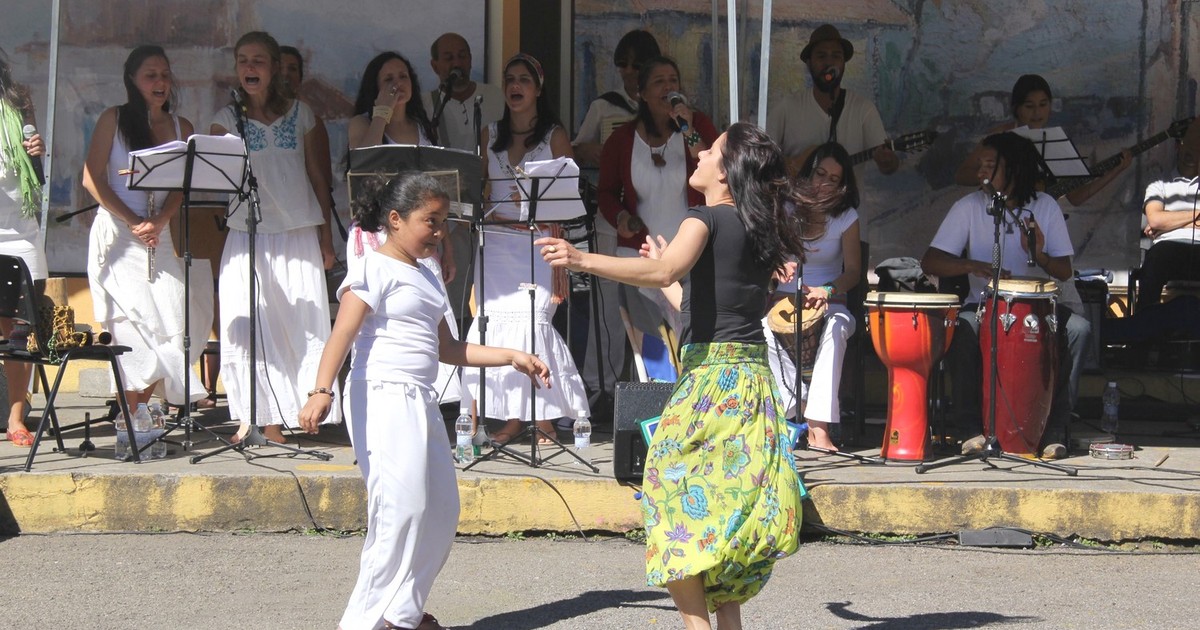 Feira de Teresópolis, RJ, ganha música e atrai público - Globo.com