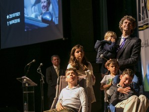 Guga e os sobrunhos durante homenagem à avó (Foto: Fernando Willadino)