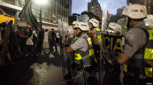 PMs e manifestantes durante protesto no centro de São Paulo (Foto: Getty Images) PMs e manifestantes durante protesto no centro de São Paulo (Foto: Getty Images)