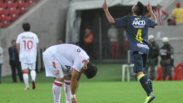 cicinho santos x nautico (Foto: Flavio Japa/Foto Arena/Agência Estado)