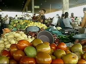 Tomates nas feiras livres de Petrolina, PE (Foto: Reprodução / TV Grande Rio)