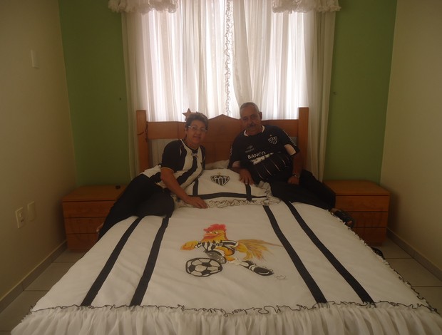 Ademar Bicalho e sua mulher Sandra na cama com colcha do Galo (Foto: Cida Santana/Globoesporte.com)