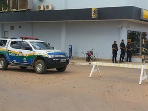 Policiais fazem policiamento em agência bancária de Machadinho D&#39;Oeste, RO (Foto: Assfapom/Divulgação)