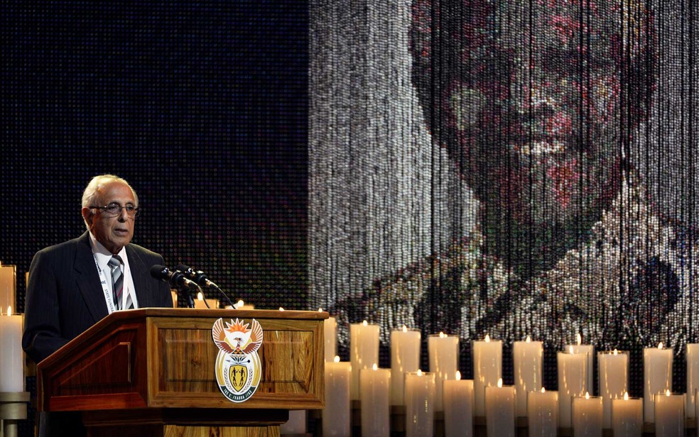 Ahmed Kathrada, durante cerimônia de sepultamento do amigo e ex-presidente sul-africano Nelson Mandela, em 2013 (Foto: Odd Andersen / Pool / Arquivo / Reuters)