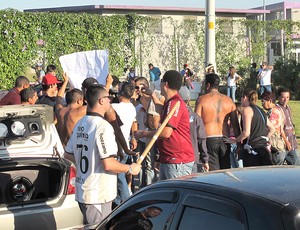 Torcida do Corinthians em frente ao CT Joaquim Grava (Foto: Carlos Augusto Ferrari / Globoesporte.com)