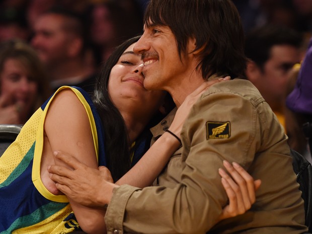 Modelo brasileira Wanessa Milhomem com o namorado Anthony Kiedis em jogo de basquete em Los Angeles, nos Estados Unidos (Foto: Mark Ralston/ AFP)