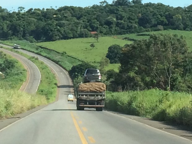 Caminhão transporta carro amarrado acima da carroceria em Goiás (Foto: Vitor Santana/G1)