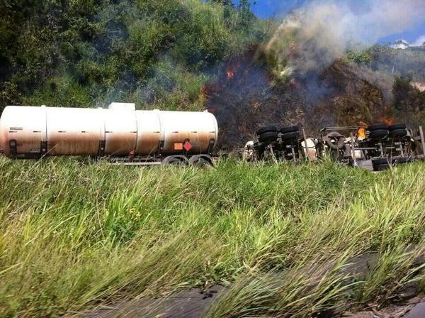 Caminhão com combustível tomba e pega fogo em Moreno na manhã desta sexta-feira (1º) (Foto: Divulgação/Twitter PRF)