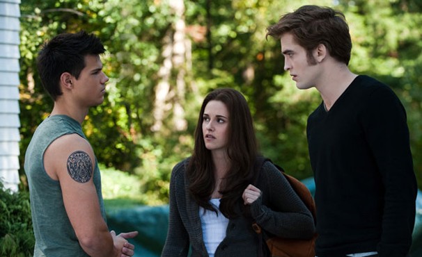 Bella fica dividida entre o amor que sente por Edward e a amizade que tem com Jacob (Foto: Divulgação / Reprodução)