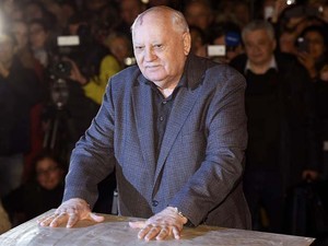 Gorbachev deixa as marcas de suas mãos em placa de cimento no Checkpoint Charlie, em Berlim, nesta sexta-feira (7) (Foto: AFP PHOTO / ODD ANDERSEN)