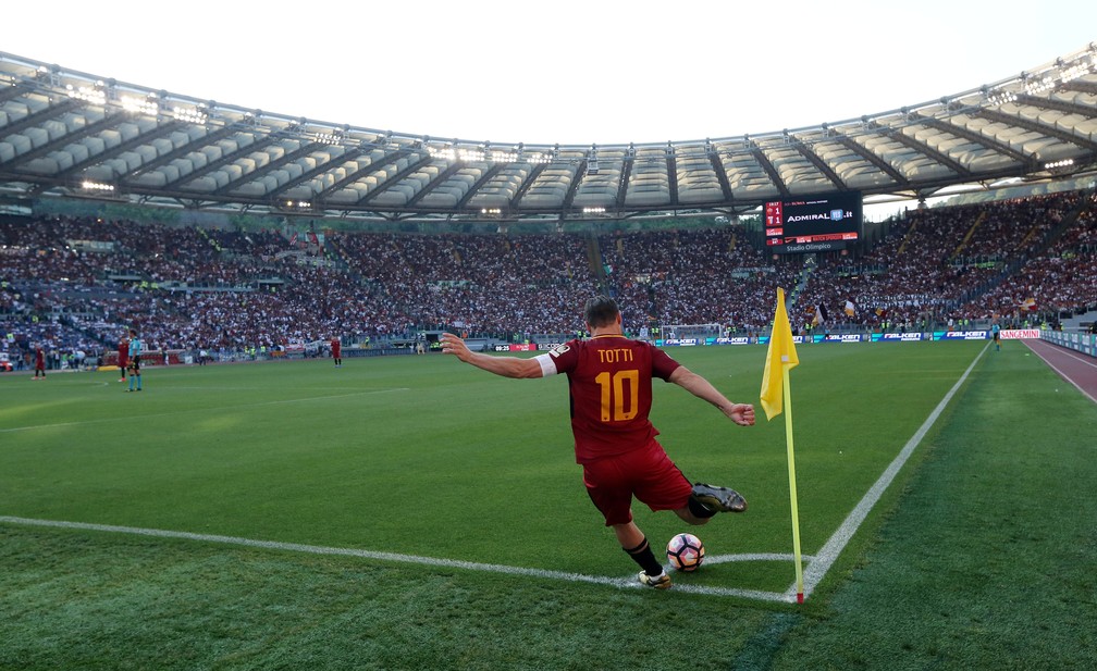 Totti cobra escanteio no estádio Olímpico  (Foto: Reuters / Stefano Rellandini)