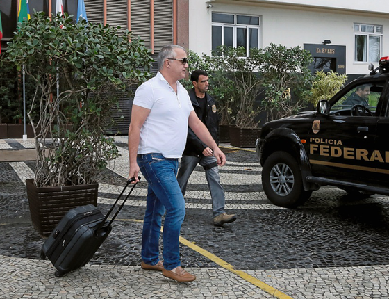  Carlinhos Cachoeira deixa a Polícia Federal (Foto:  Pablo Jacob / Agencia O Globo)