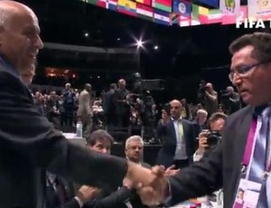 Representantes de Palestina e Israel apertam as mãos (Foto: Fifa TV)