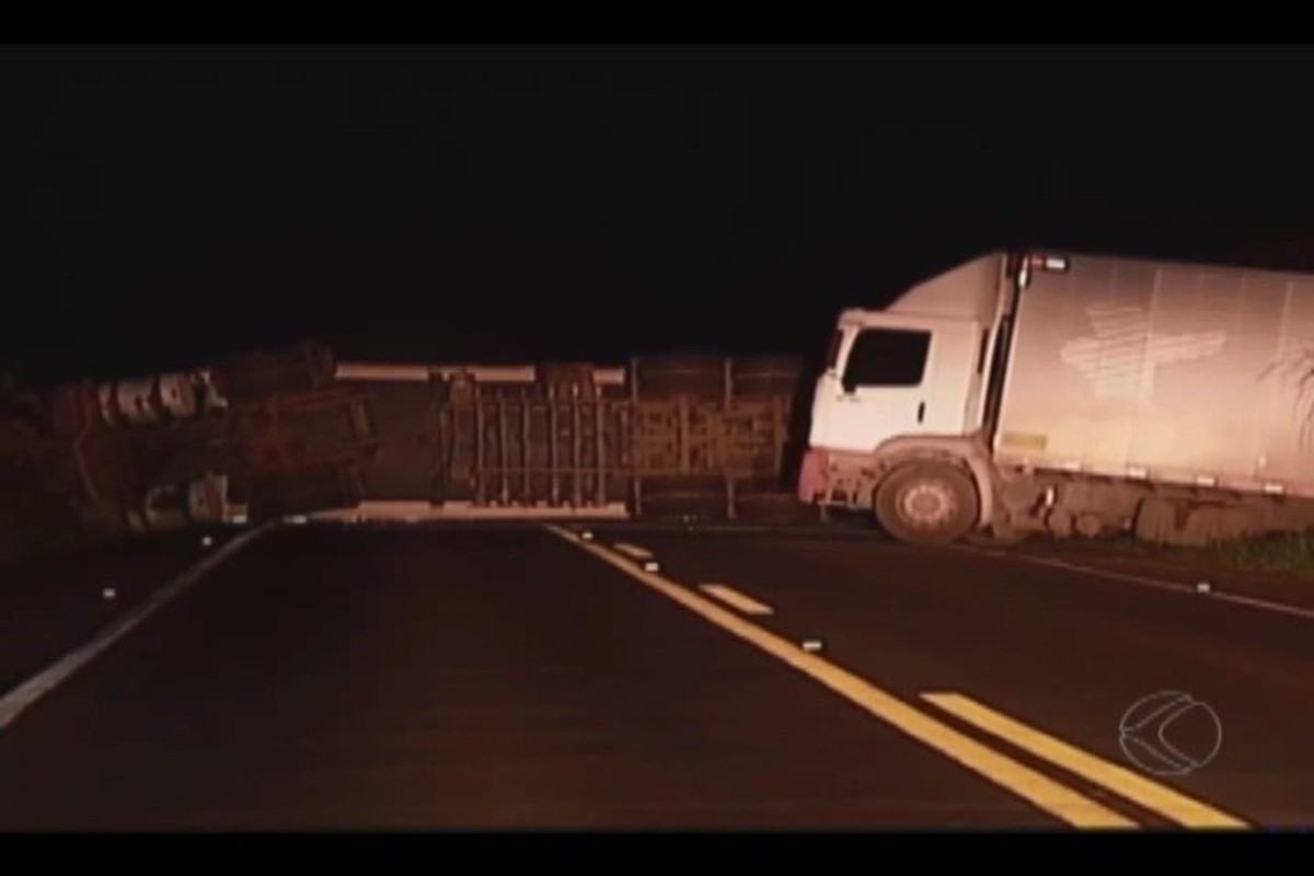 Ap S Acidente Carreta Tr Nsito Liberado Na Br Em Guimar Nia